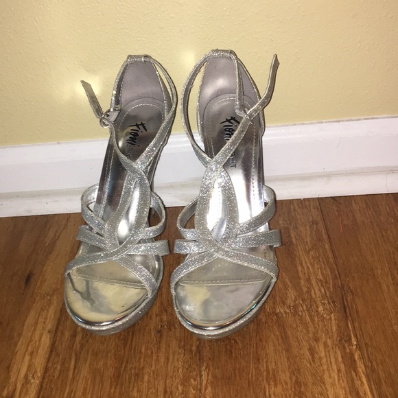 Silver Sparkly Fioni Night Heels Size 8 - Picture 2 of 2